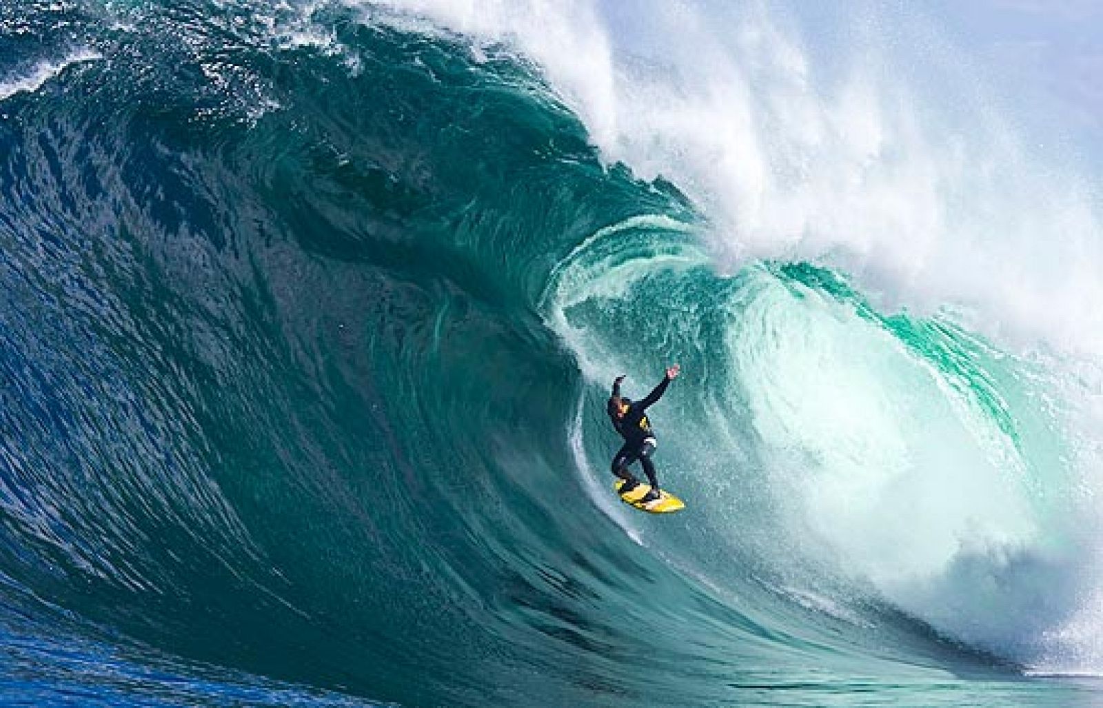 Mientras en Europa nos pelamos de frío en las costas de Hawaii lo que toca es disfrutar de las mejores olas del año e incluso de muchos años. En el norte de la isla se está disputando una de las pruebas de la Copa del Mundo y los mejores surfistas están impresionados con las olas que se están encontrando. Algunos han calificado su experiencia como las cabalgadas más excitantes de sus carreras. Es lo más cercano al sueño de la gran ola 