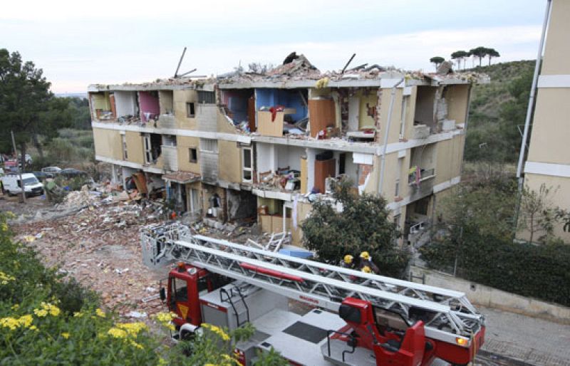 Completamente destruido ha quedado el bloque de pisos de Gavá, Barcelona, por una explosión de gas que hirió gravemente a 28 personas una de las cuales, una mujer de 60 años, ha fallecido en el hospital. 