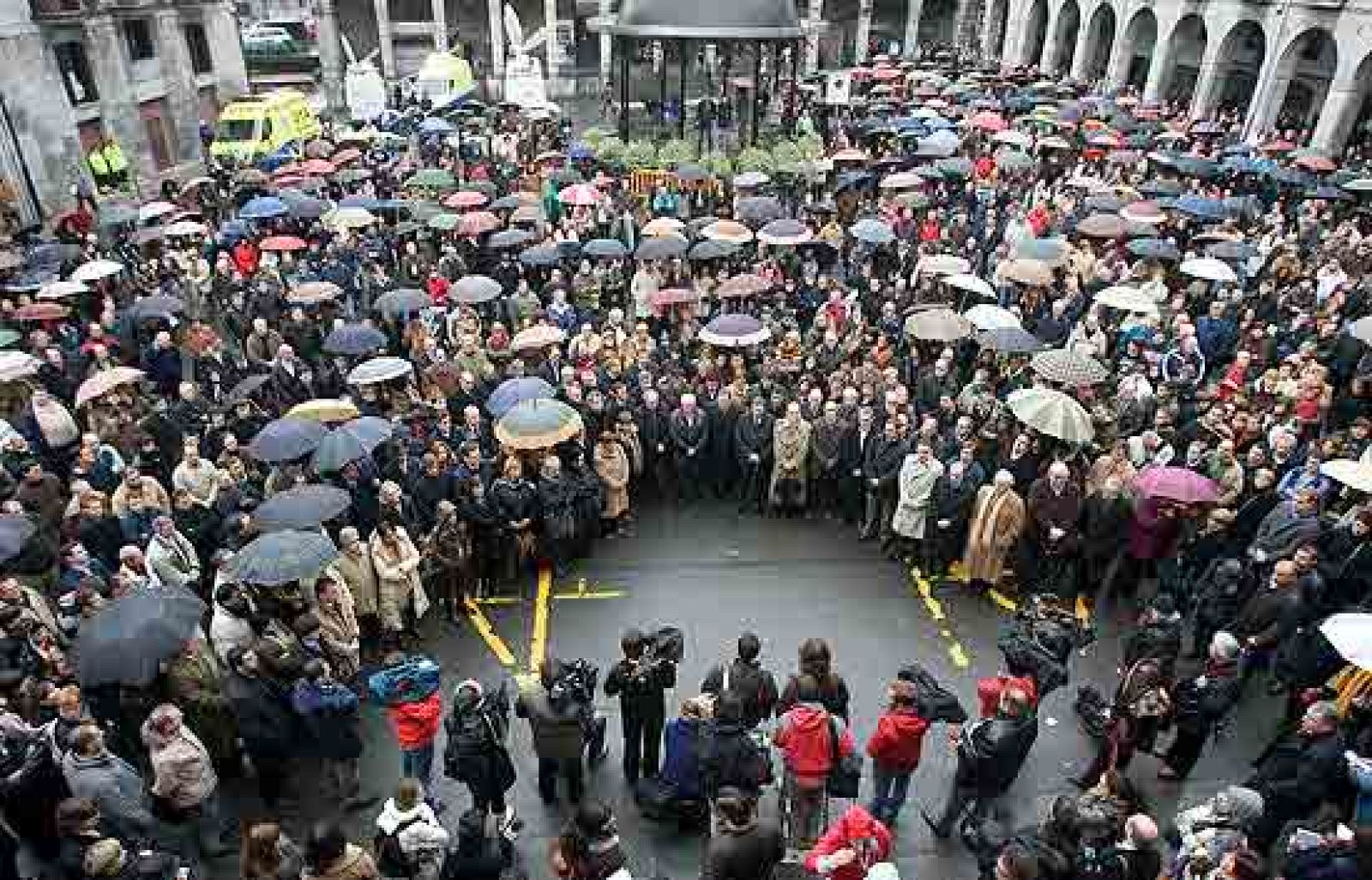 A lo largo de toda geografía española se han celebrado minutos de silencio en repulsa por el asesinato del empresario vasco Ignacio Uría a manos de ETA.