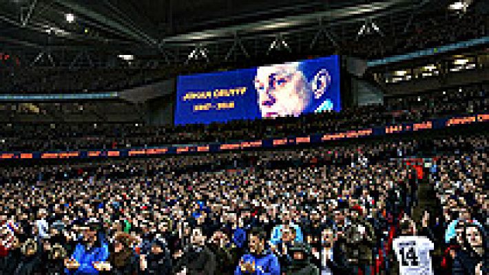 Wembley rinde homenaje a Johan Cruyff con una ovación en el minuto 14