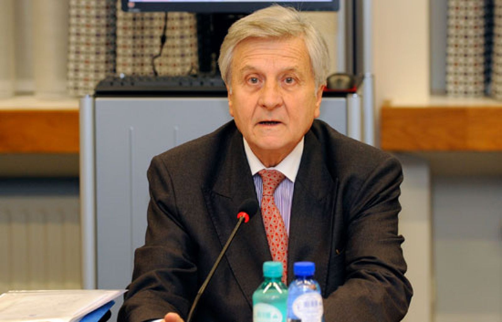 Trichet pide a los gobiernos que se den prisa con las medidas anticrisis | Ver