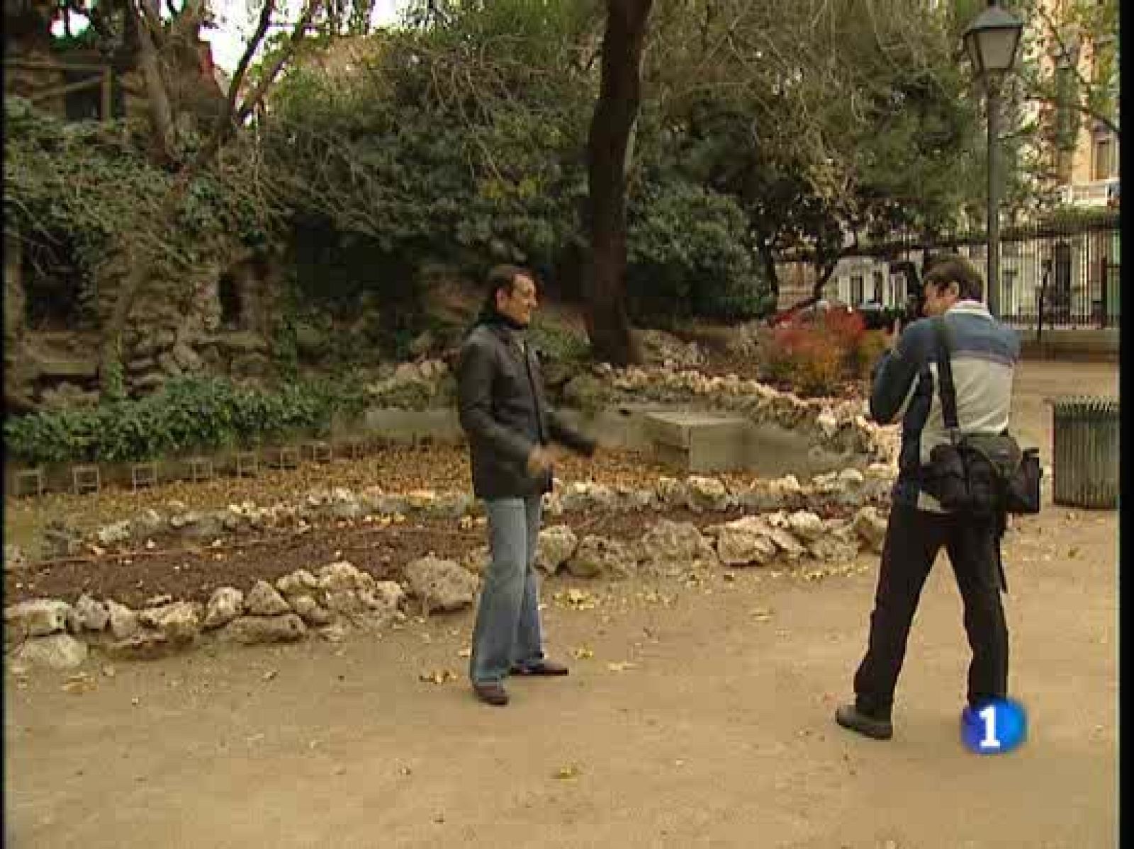 Entre concierto y concierto el ex cantante de "El último de la fila" se dedica a retratar todo lo que se encuentra. Le hemos propuesto que salga con nosotros a la calle, cámara en mano y demuestre que se le da igual de bien que cantar.