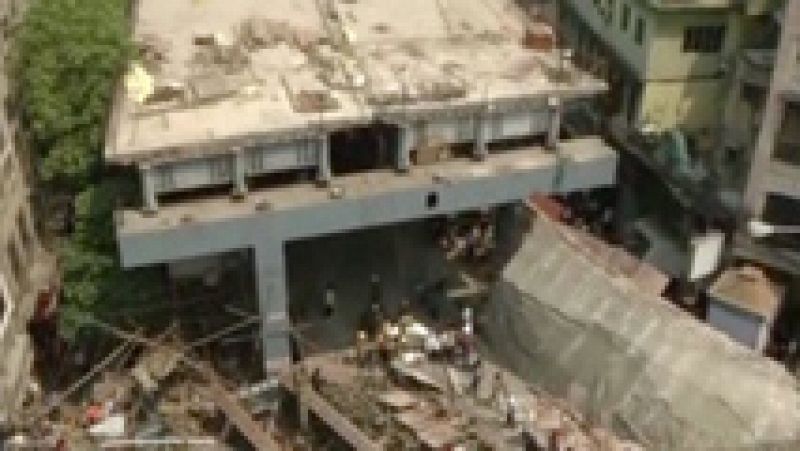 Al menos 10 muertos y un centenar de atrapados tras el derrumbe de un puente en Calcuta