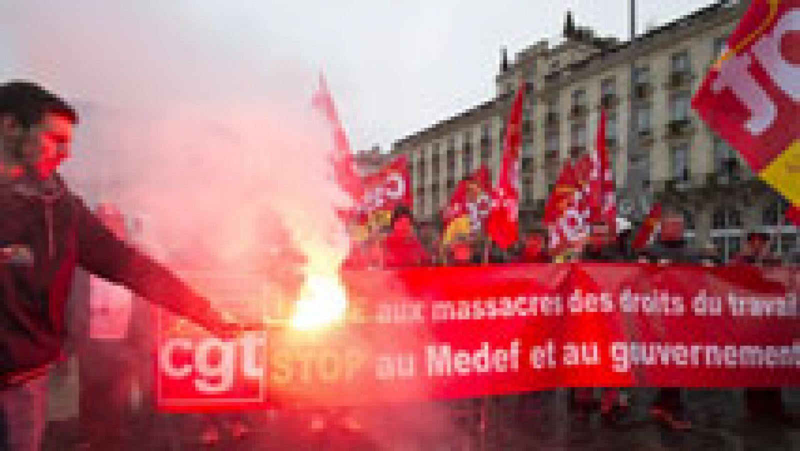 Telediario 1: Miles de personas protestan contra la reforma laboral que propone el gobierno francés | RTVE Play