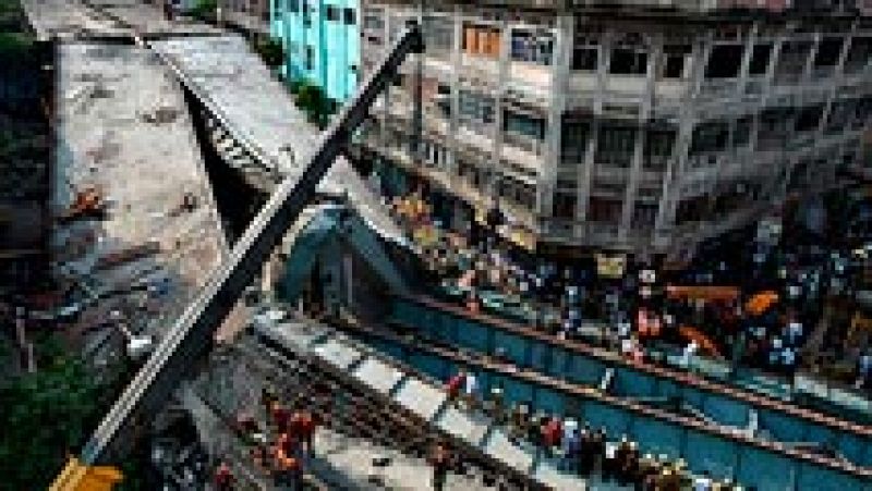 El derrumbe de un puente causa una tragedia en Calcuta