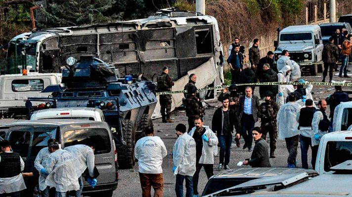 Telediario 1 - Al menos siete muertos en un atentado en Diyarbakir, la principal ciudad kurda de Turquía