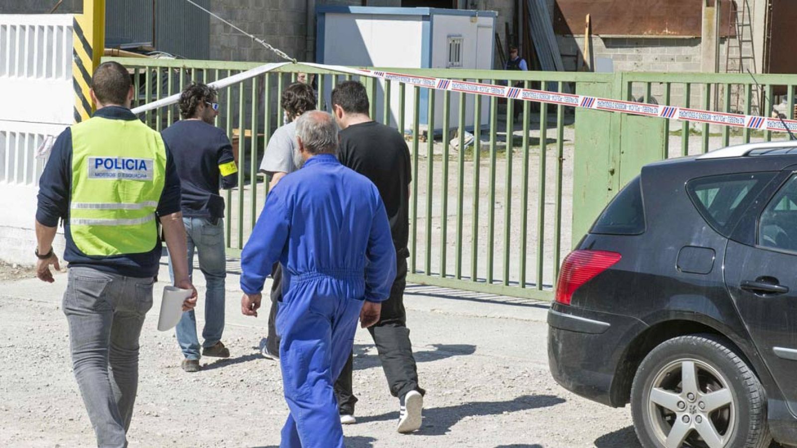 Herida leve de un disparo una agente de los Mossos en Santa Coloma | Ver