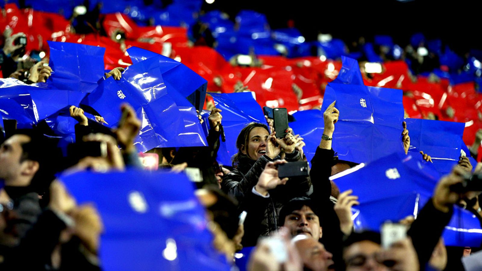 A pesar de empezar con mal pie, los intercambios, especialmente hacia compradores extranjeros, pueden marcar un récord y es que se están pagando unos 877¿ de media por entrada y no descartan que este partido se convierta en el Clásico más caro y más