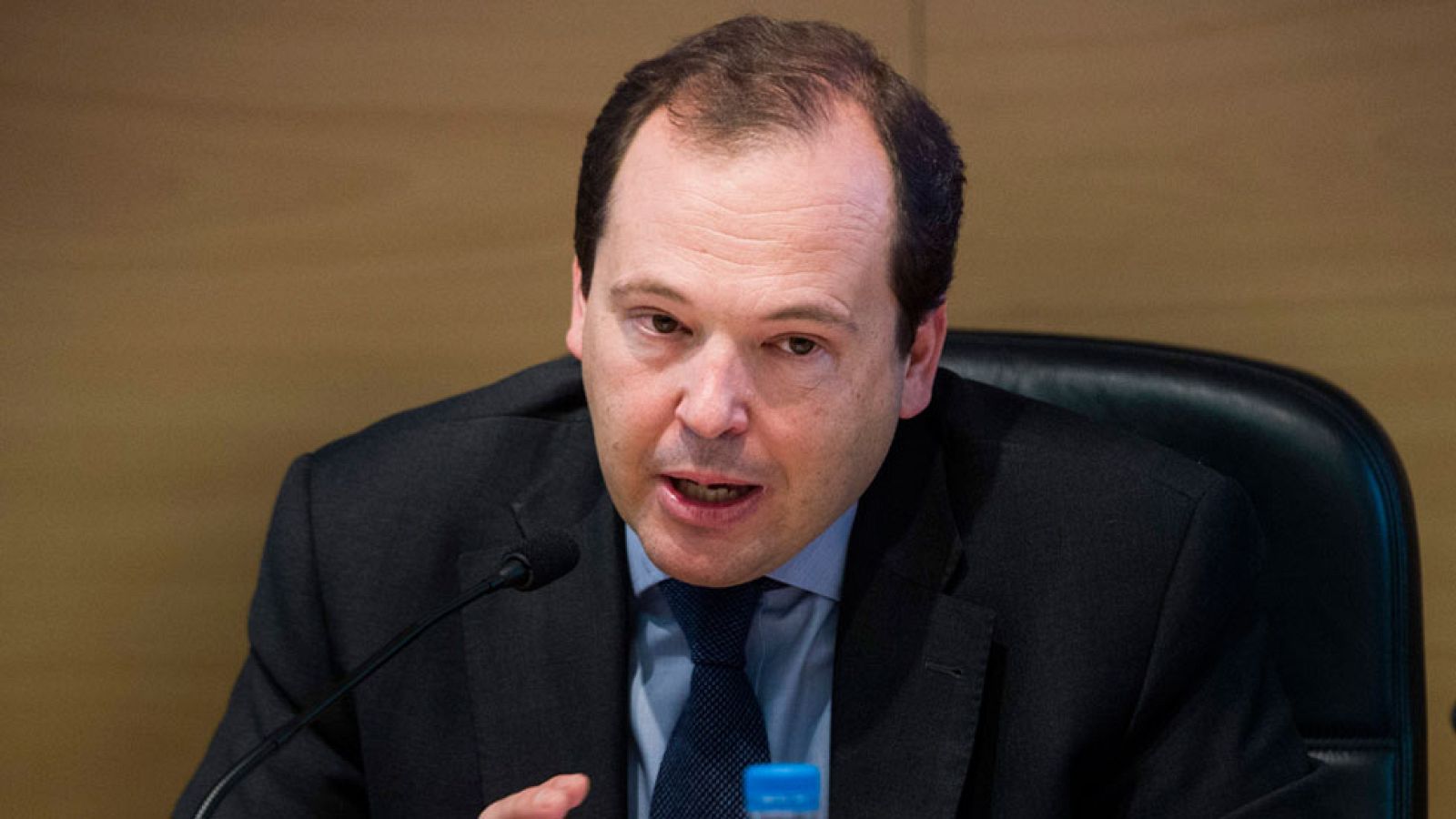 La Agencia Tributaria pide al contribuyente que revise los datos antes de presentar la declaración de la renta 2015 | Ver