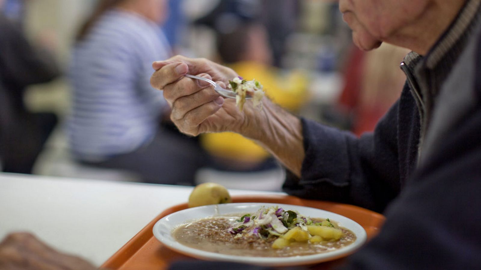 Despedida una empleada del comedor de un albergue de Tenerife por llevarse pan y 150 gramos de queso