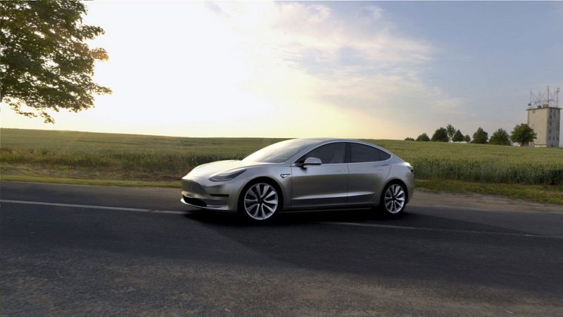 Tesla presenta el coche eléctrico que quiere convertir en un producto de masas