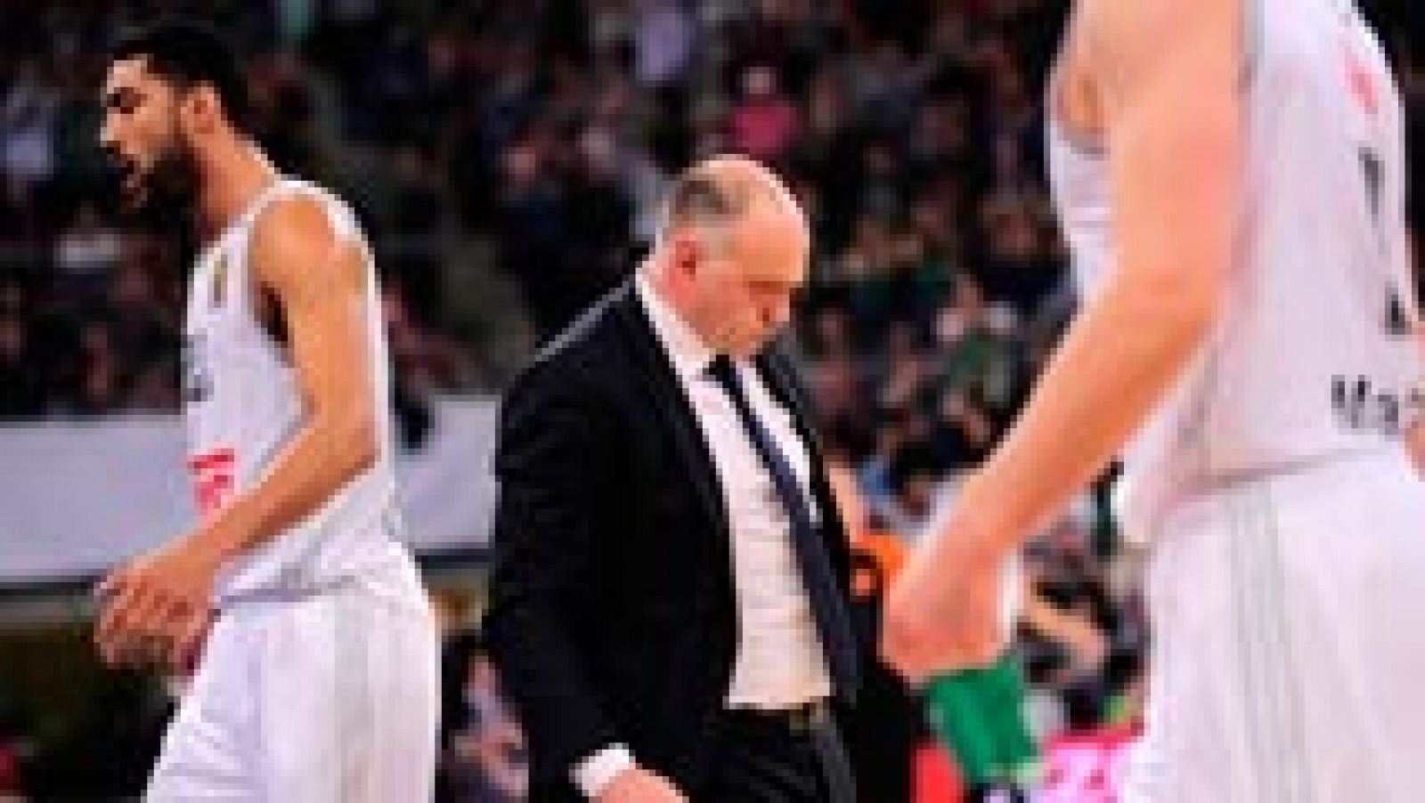 El Laboral Kutxa certificó su plaza entre los ocho mejores de Europa con un épico triunfo ante el Real Madrid por 89-88, gracias a un espectacular triple de Davis Bertans a tres segundos del final.