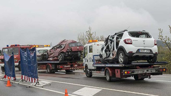 Telediario 1 - Siete muertos y un herido grave en un choque lateral de dos vehículos en Girona