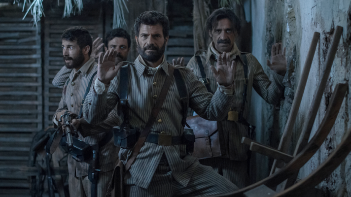 El Ministerio del Tiempo - Alonso y Julián intentan huir de Baler