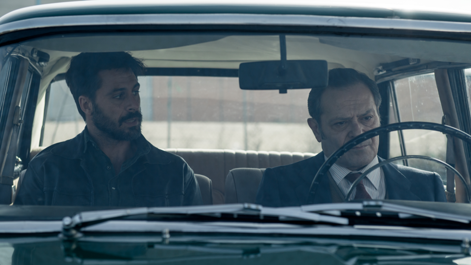  La llamada de su madre ha preocupado a Pacino, pero sabe donde encontrar a su padre. Pacino llega al coche justo antes de que su padre se suicide y le convence para que no lo haga. 