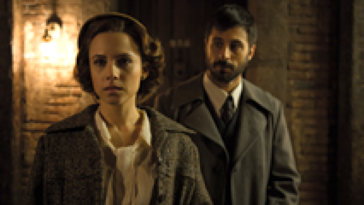 El Ministerio del Tiempo - Pacino y Amelia en la cama