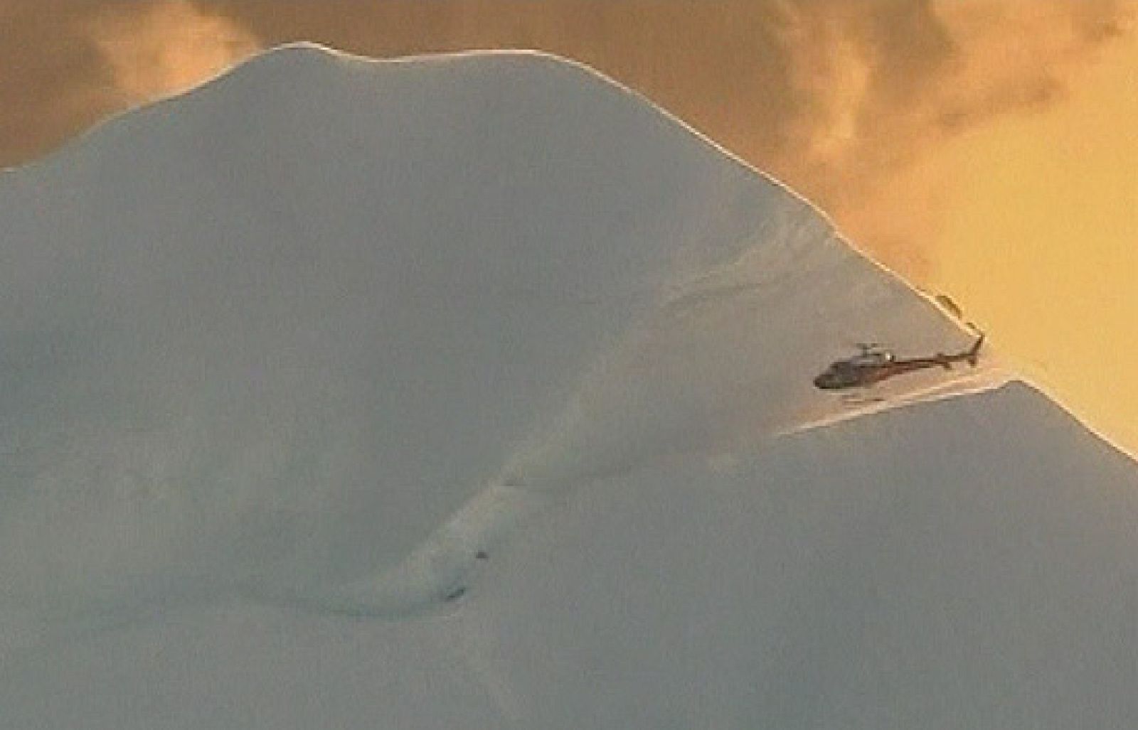 Espectacular rescate en Nueva Zelanda. Desafortunadamente, sólo uno de los dos montañeros japoneses que quedaron atrapados en los Alpes neozelandeses pudo ser rescatado con vida.