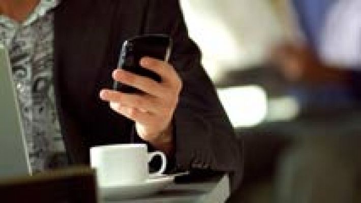 Telediario 1 - Los 'smartphones' se convierten en el principal punto de acceso a internet en España en 2015