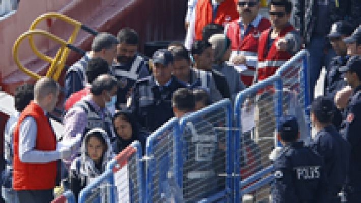 Telediario 1 - La UE deporta a Turquía a los primeros refugiados rechazados en Grecia