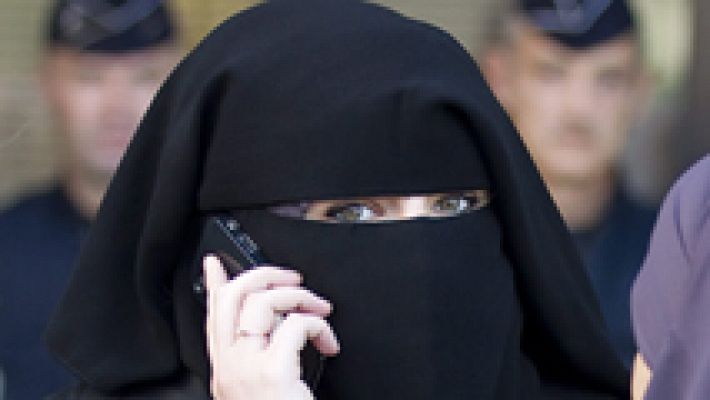 Telediario 1 - Air France permitirá que las azafatas que se nieguen a llevar velo, no vuelen a Irán