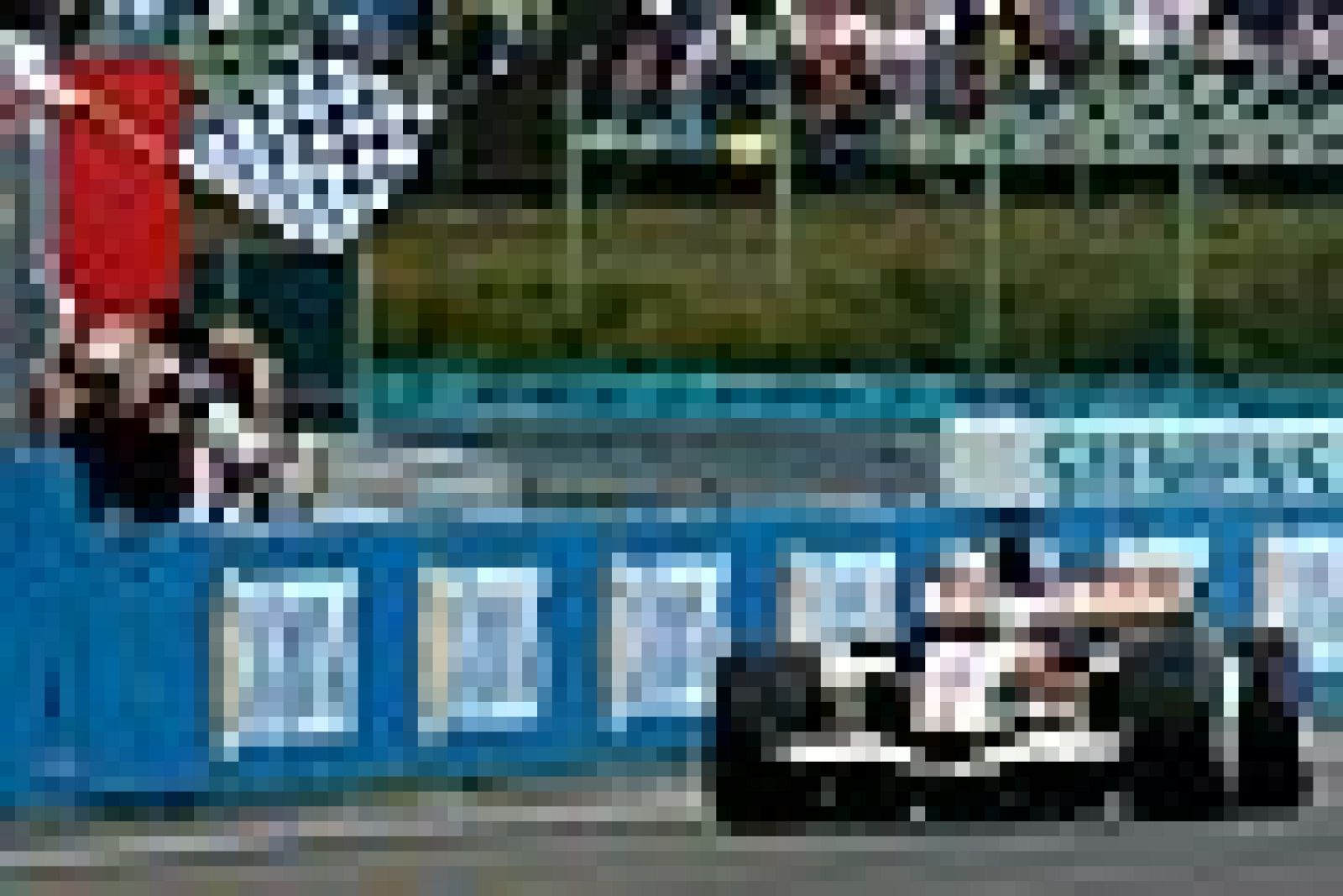 Tras cuarente años en la Fórmula Uno, el equipo Honda abandona la competición debido a la crisis por la que atraviesa la casa matriz, que acusa la caída de las ventas en el sector del automóvil. Pilotos como Jenson Button, Rubens Barrichelo o Alex Wurz se quedan sin equipo