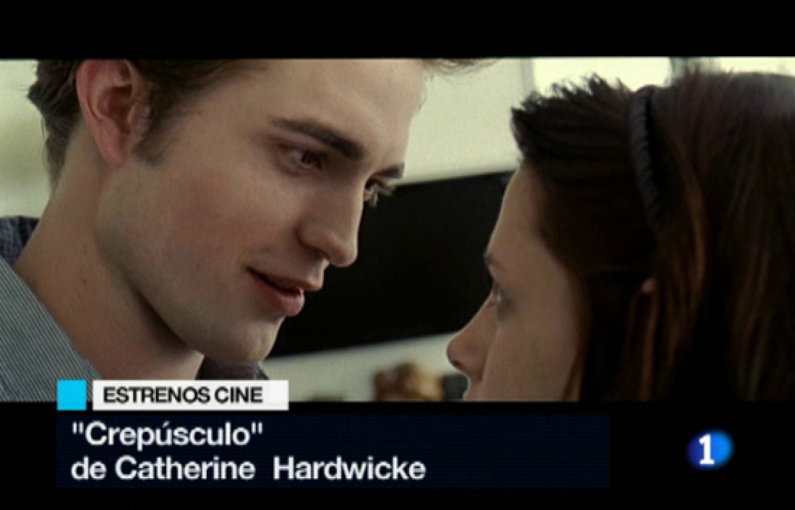 Llega al cine la saga "Crepúsculo" con sus vampiros modernos, también las aventuras de un perro estrella, y una sofisticada comedia romántica. 