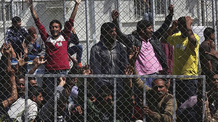 Telediario 1 - Decenas de migrantes se manifiestan en Lesbos contra las deportaciones masivas: "Queremos libertad"