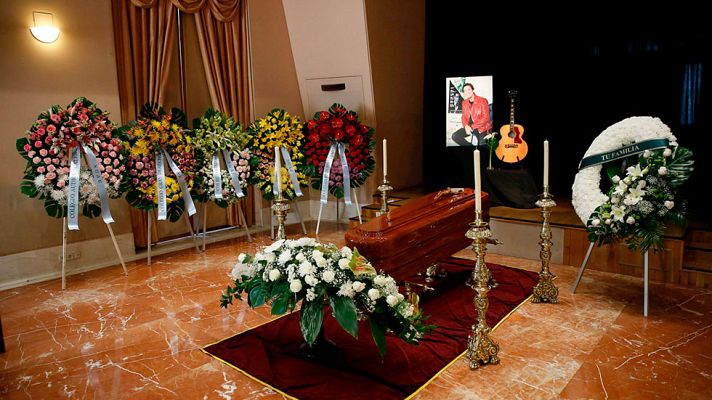 Telediario 1 - Admiradores y compañeros del mundo de la música despiden a Manolo Tena en la sede de la SGAE