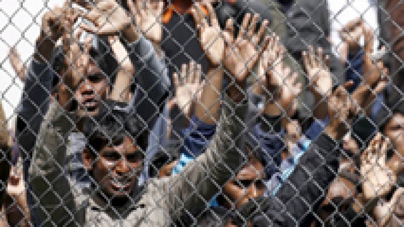 Migrantes y refugiados siguen llegando y hacinándose en las islas griegas y Atenas pospone las deportaciones