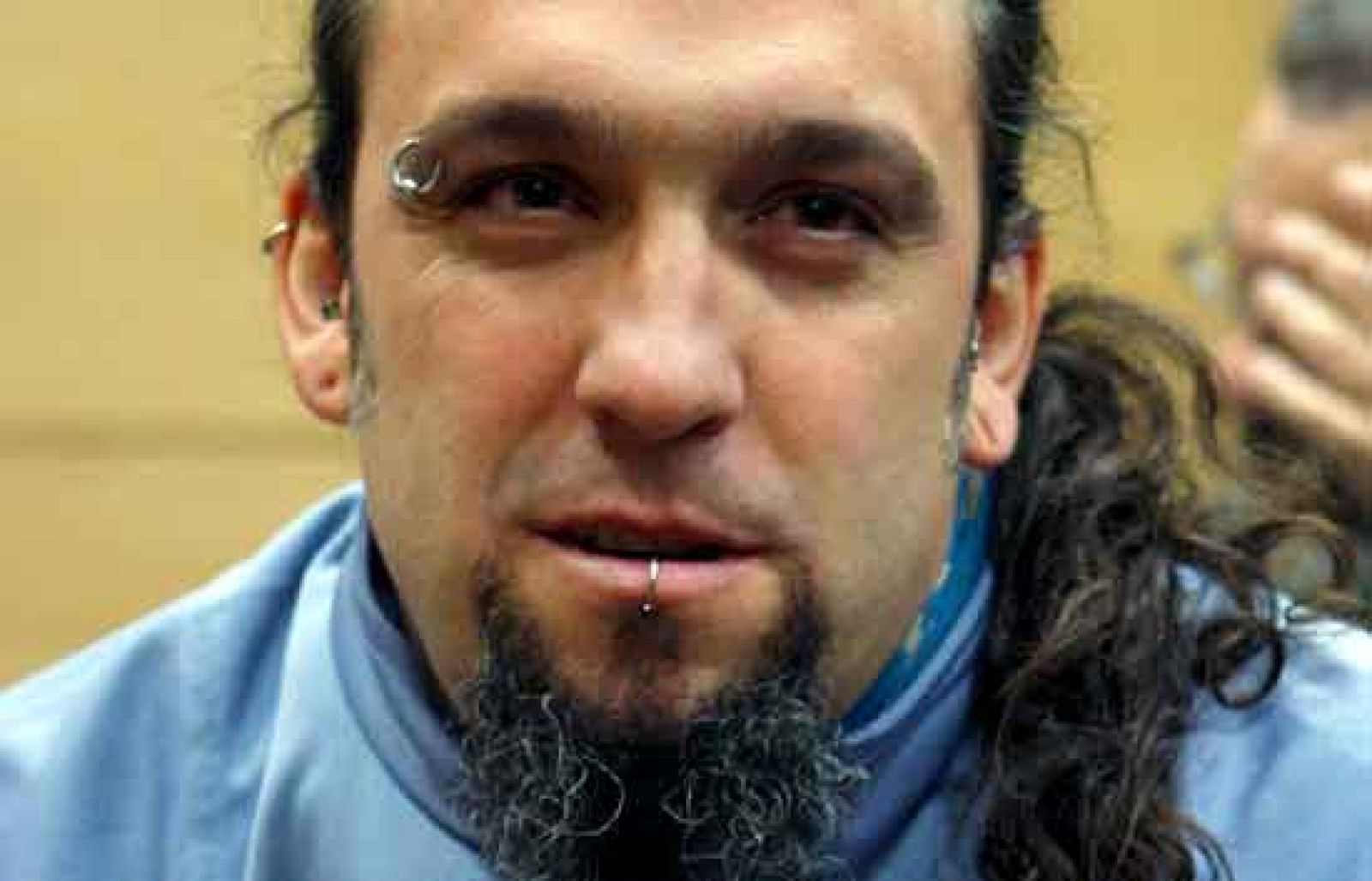 El abogado de Santos Mirasierra presentará un recurso de apelación en la audiencia provincial. Hará hincapié, según nos ha confirmado, en que no ha quedado probado que el seguidor francés lanzara una silla a un policía. Además ha recalcado que el no ha pedido que se suspenda el partido del próximo martes, cosa que al parecer si ha hecho el abogado francés de Mirasierra. 