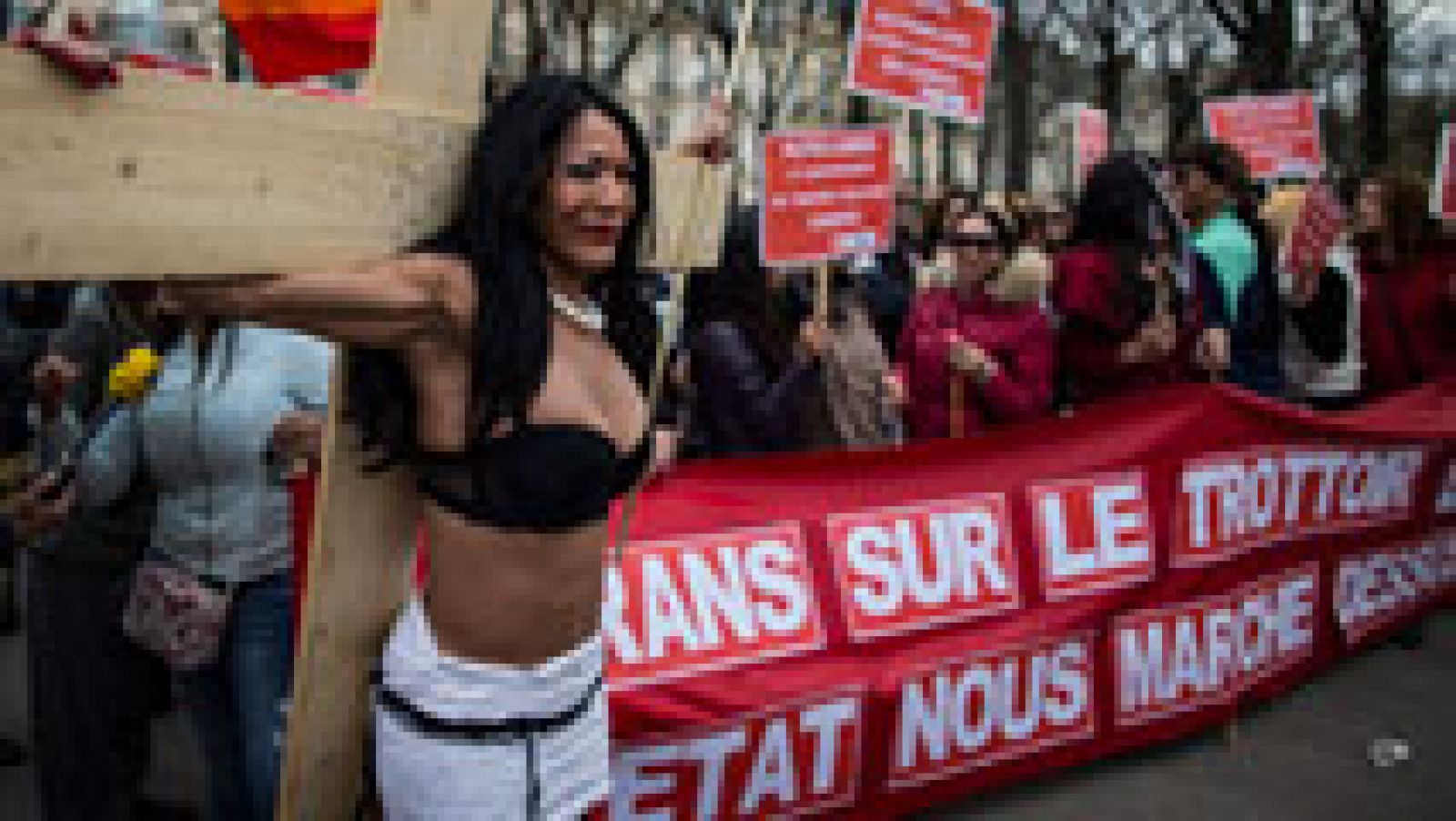 Francia se suma a la penalización de los clientes de las prostitutas