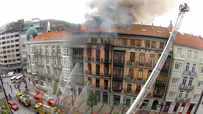 Muere un bombero al derrumbarse un edificio incendiado en Oviedo