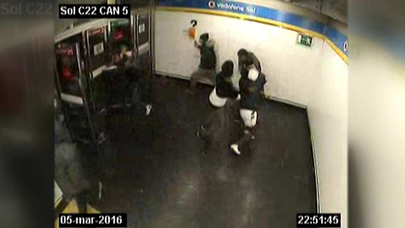 Imágenes inéditas de la reyerta entre bandas latinas en la Puerta del Sol el pasado 6 de marzo