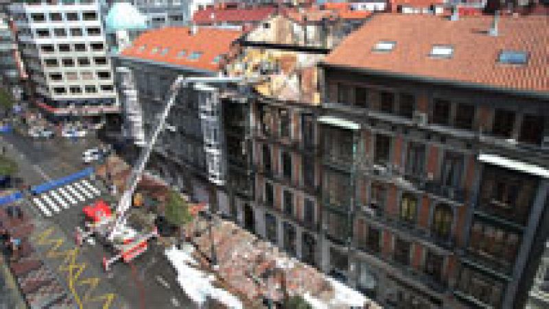 Investigan las causas del incendio y el derrumbe del edificio en el que murió un bombero en Oviedo