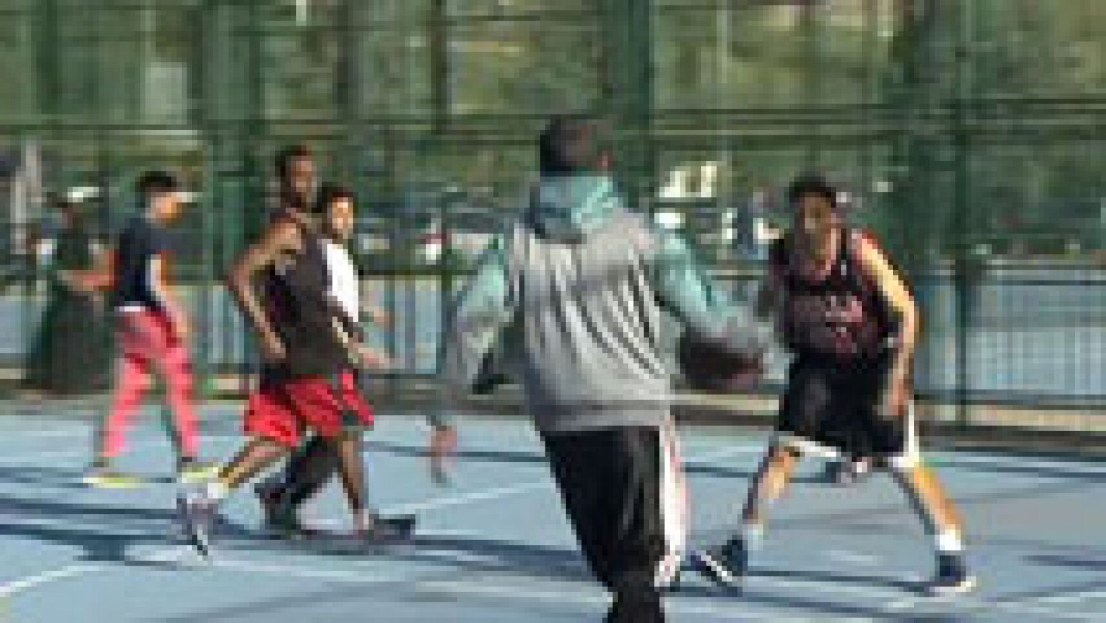 Telediario 1: Una liga de baloncesto en Madrid que lleva 15 años alejando a jóvenes de las drogas | RTVE Play