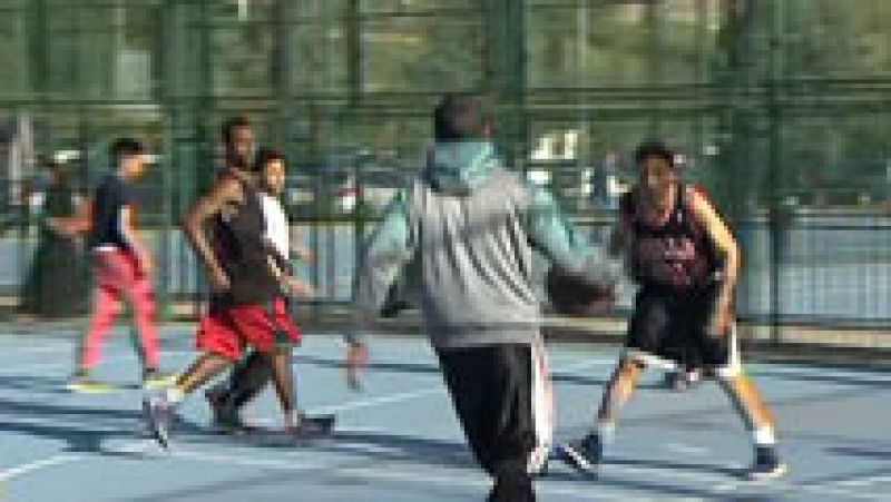 Una liga de baloncesto en Madrid que lleva 15 años alejando a jóvenes de las drogas