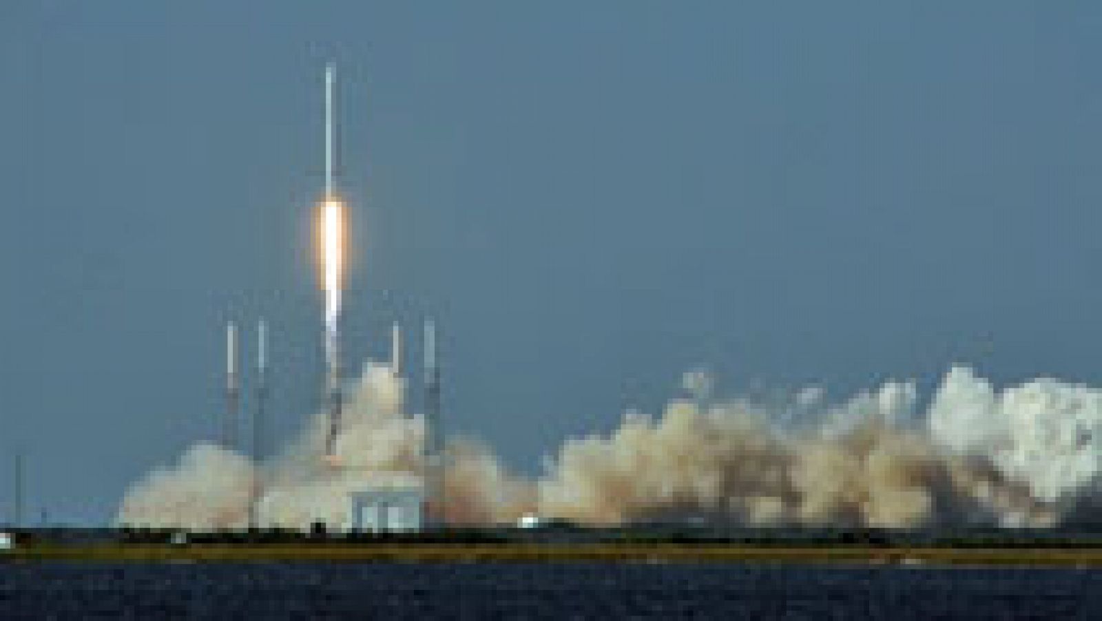 Imagen del lanzamiento del cohete Falcon 9 (que transporta a la cápsula Dragon) desde Cabo Cañaveral (Florida).