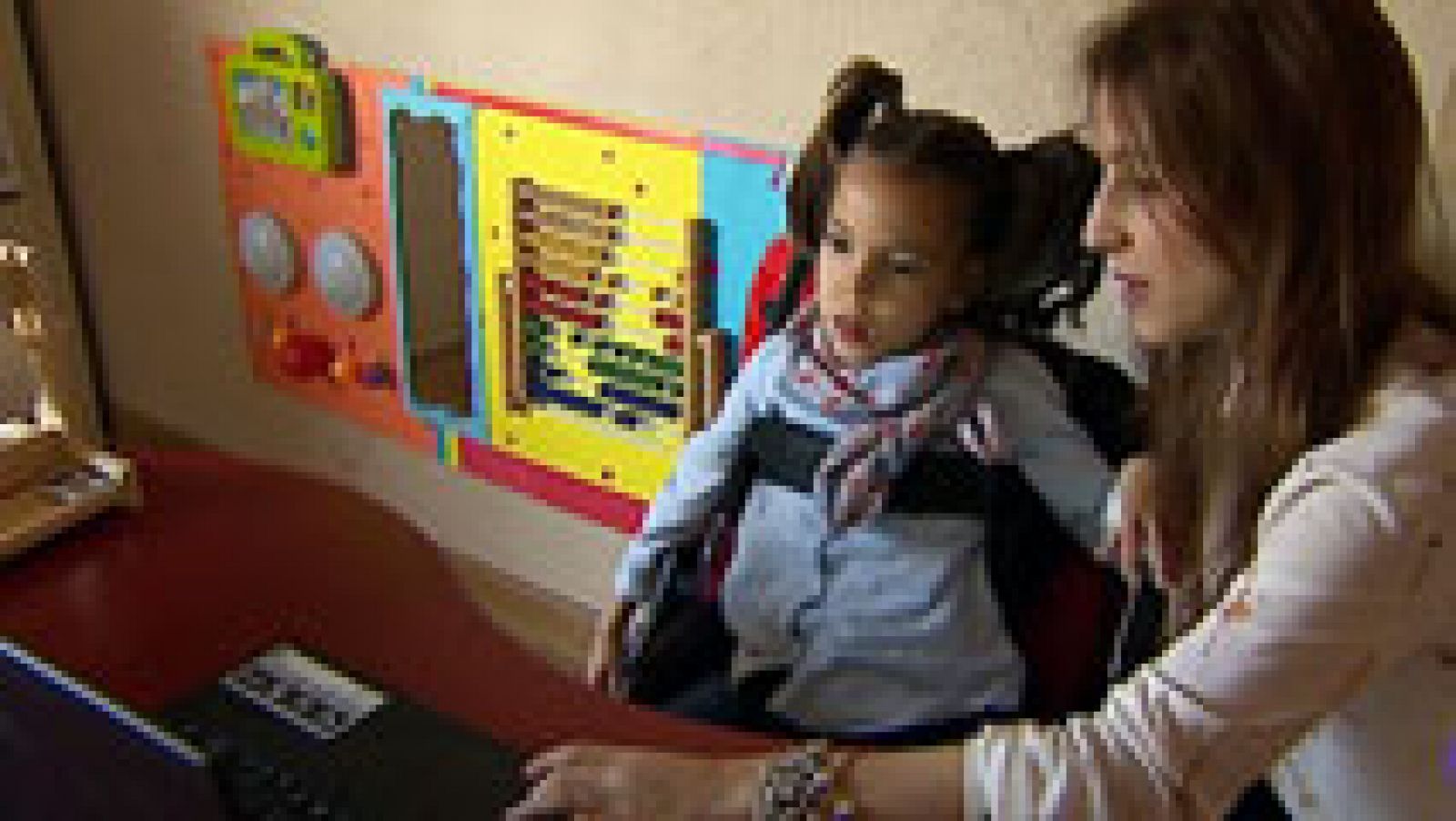 Telediario 1: Una niña con parálisis cerebral habla con sus ojos gracias a un programa informático | RTVE Play