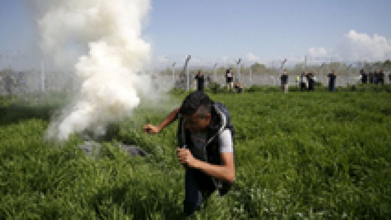 La guardia fronteriza lanza gases lacrimógenos en Idomeni a quienes intentaban cruzar la frontera con Macedonia