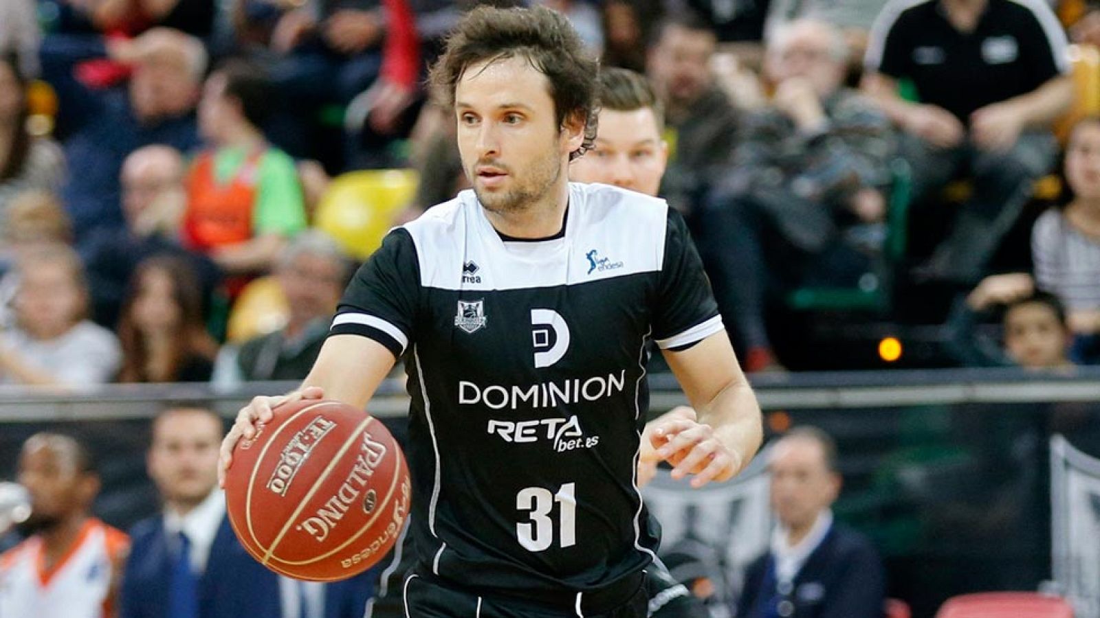 Raúl López, acogido con ovación en su despedida ante el Real Madrid