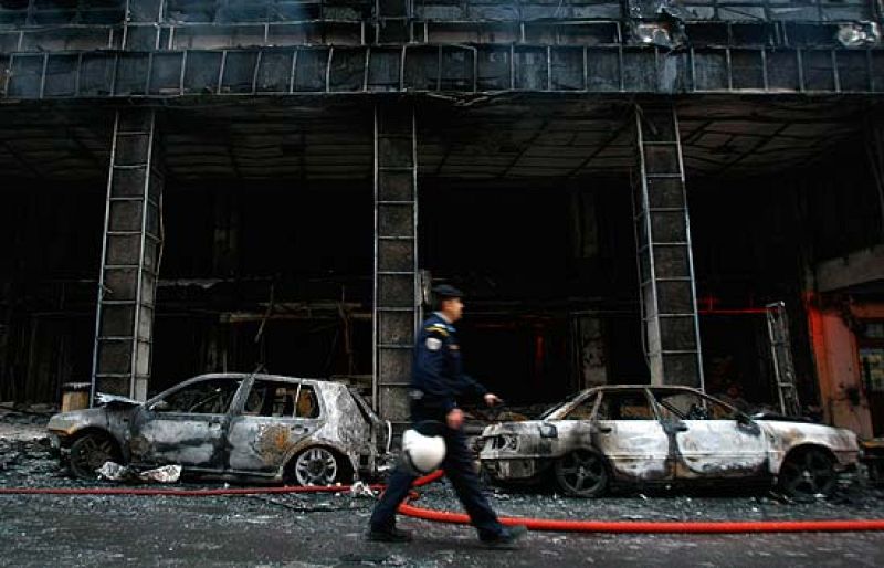  Fuertes disturbios en Grecia tras matar la policía a un joven