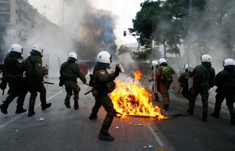  Continúan los disturbios en Grecia después de que la policía matara a un menor