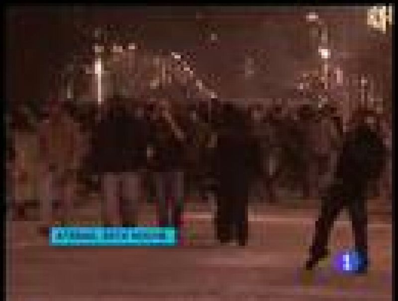 Continúan los disturbios en Grecia después de que la policía matara a un menor