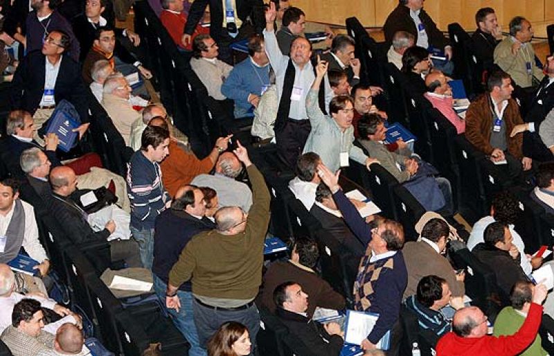 La Asamblea de compromisarios del Real Madrid ha aporbado las cuentas presentadas por Ramón Calderón. A pesar de ello, la jornada ha estado marcada por el crispamiento, entre gritos de "Calderón dimisión" y otros a favor del mandatario blanco.