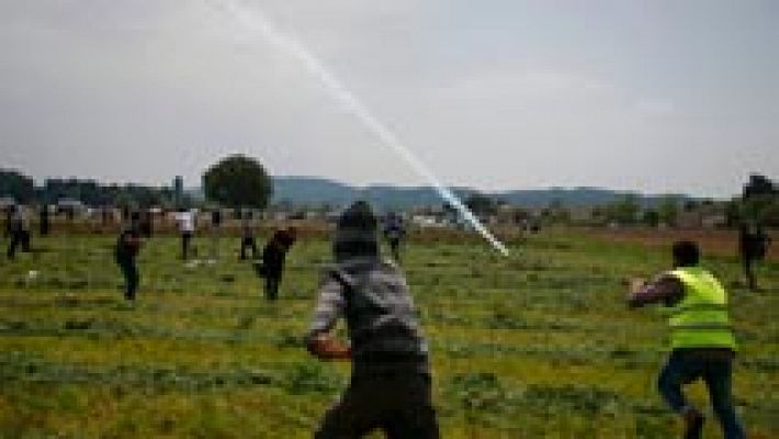 Telediario 1 - La policía macedonia vuelve a lanzar gases lacrimógenos contra un grupo de migrantes en Idomeni