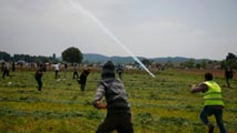 La policía macedonia vuelve a lanzar gases lacrimógenos contra un grupo de migrantes en Idomeni