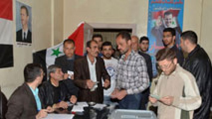 Siria celebra elecciones legislativas en las zonas controladas por el régimen mientra sigue la guerra