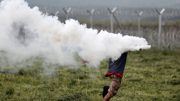 Telediario 1 - La policía macedonia vuelve a disparar gases lacrimógenos contra refugiados del campamento de Idomeni