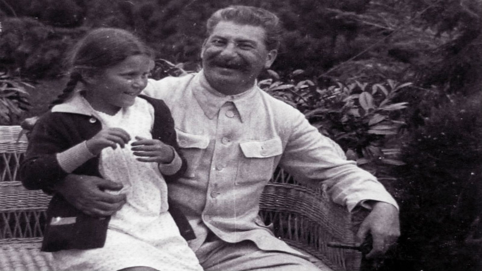 Documaster - Avance - Así empieza la serie documental 'La hija de Stalin'