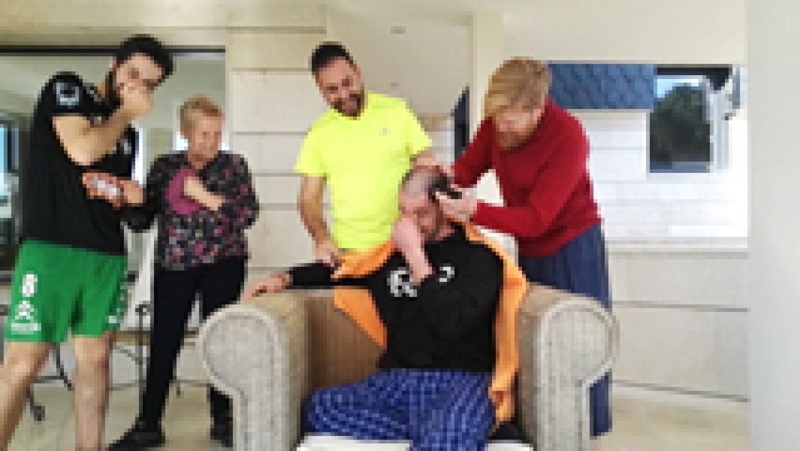 MasterChef 4 - Ángel cumple su promesa y se rapa la cabeza